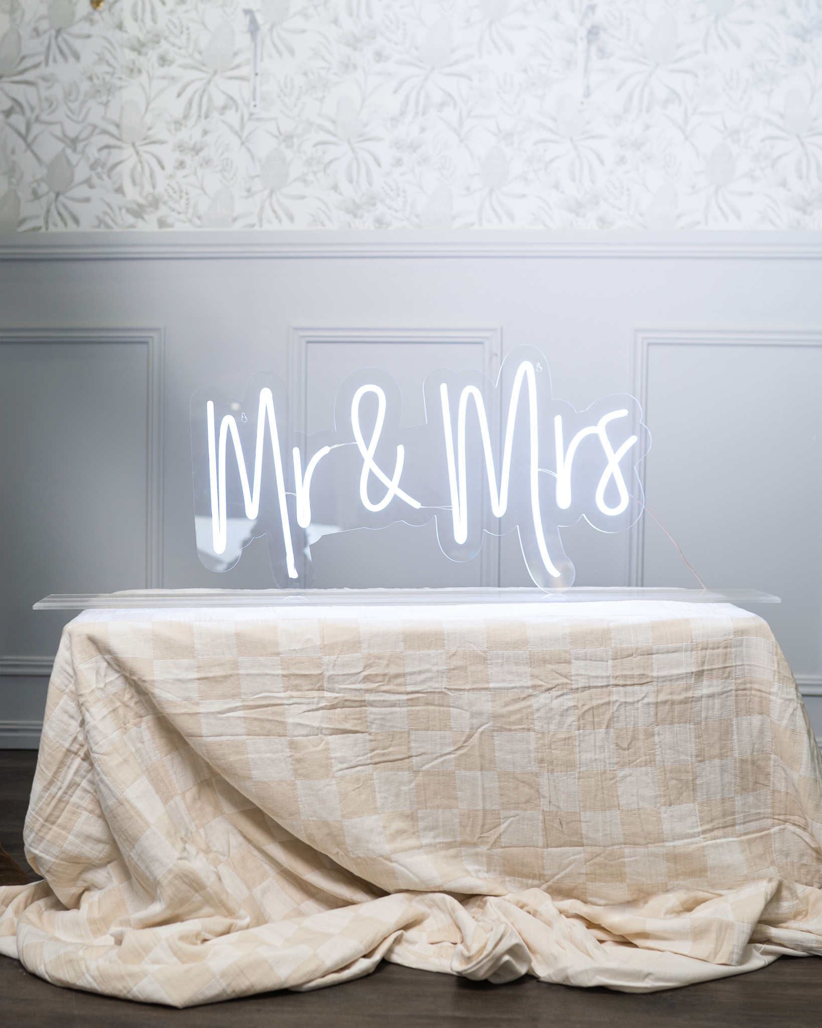 Sign - Mr and Mrs Neon